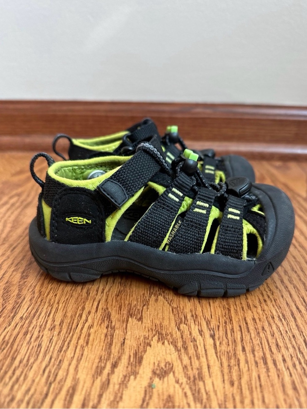 KEEN Newport Closed Toe Sandals Boys Size 8 Black/Green